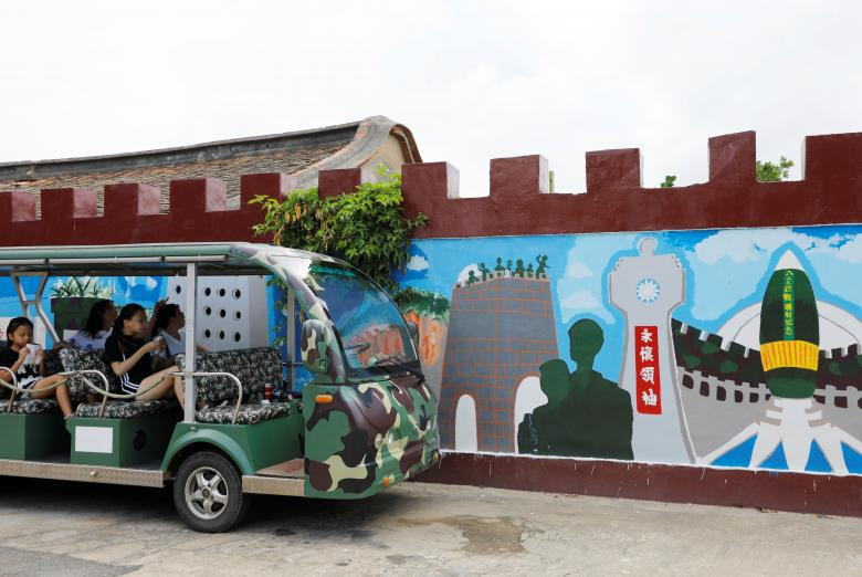 Các du khách thăm một pháo đài quân sự cũ trên đảo Lieyu thuộc quần đảo Kim Môn.