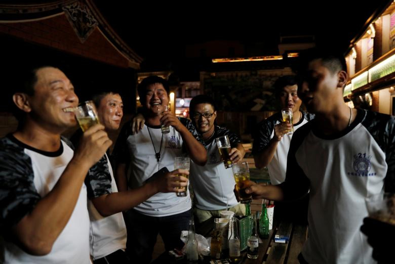 Các du khách uống bia trên đảo Kim Môn, Đài Loan. Mời độc giả xem thêm video ngôi làng ở "tận cùng trái đất" (Nguồn: VTC14)