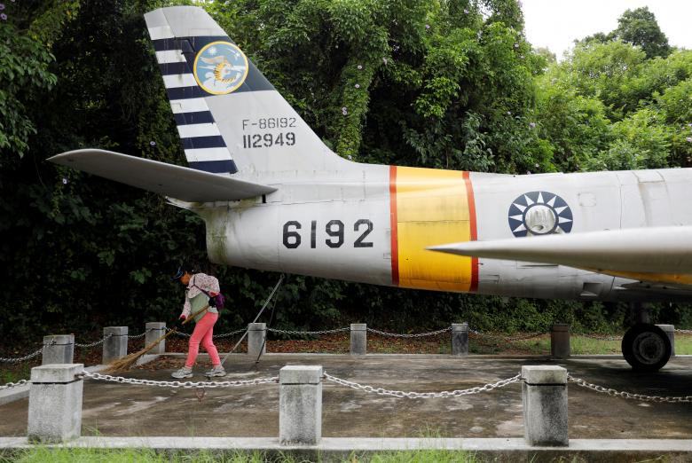 Nhân viên vệ sinh quét dọn gần chiếc chiến đấu cơ F-86 được trưng bày tại bảo tàng August 23 Artillery Battle.