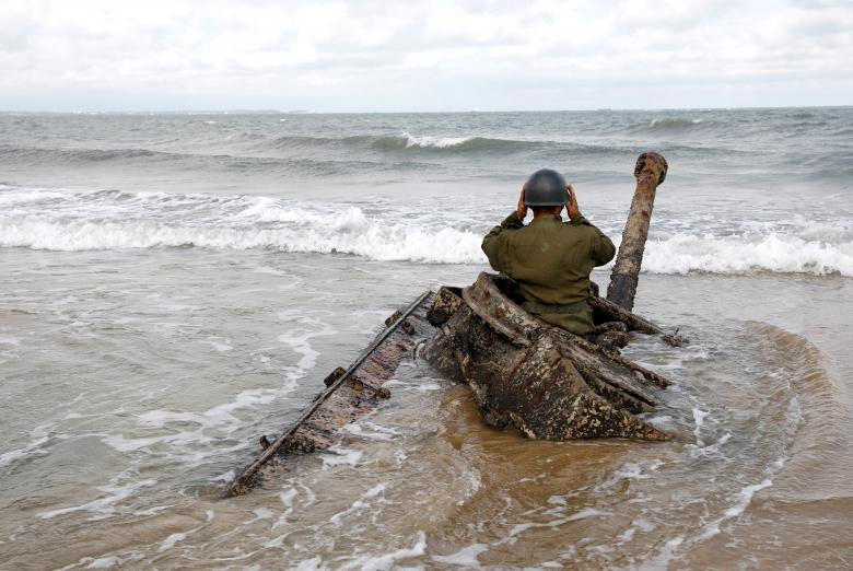 Quần đảo này nằm sát Trung Quốc và ngày nay thu hút khá nhiều du khách. Ảnh: Người đàn ông mặc quân phục người lính ngồi chụp ảnh trên chiếc xe tăng bị bỏ hoang ở bãi biển thuộc Quần đảo Kim Môn.
