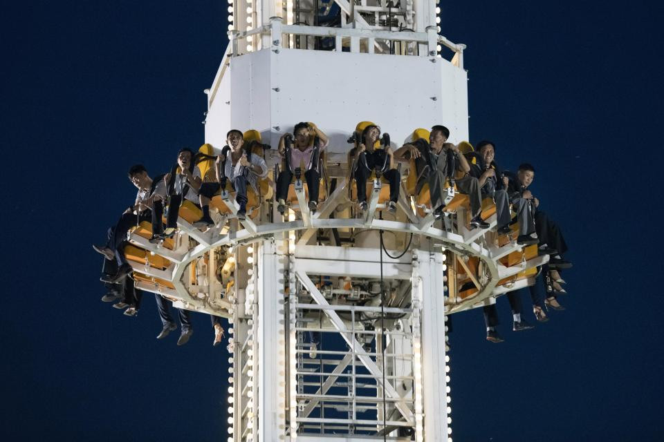 Người dân Triều Tiên chơi trò chơi cảm giác mạnh trong Công viên Thiếu nhi Kaeson.