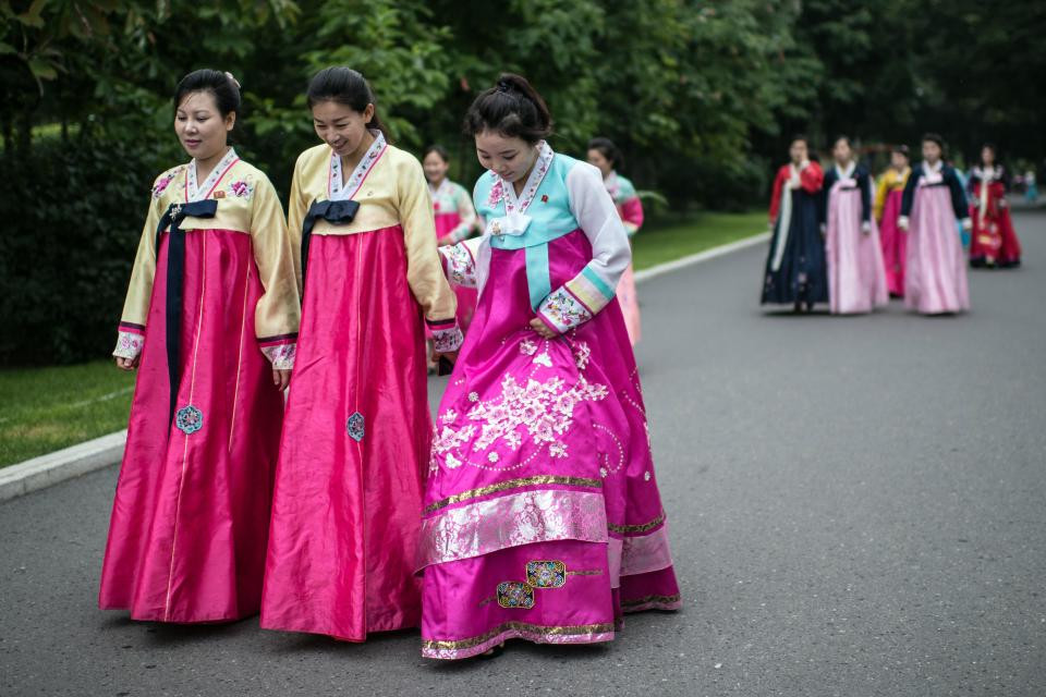 Các cô gái Triều Tiên mặc trang phục truyền thống tới Đài tưởng niệm Mansu Hill Grand ngày 19/8.
