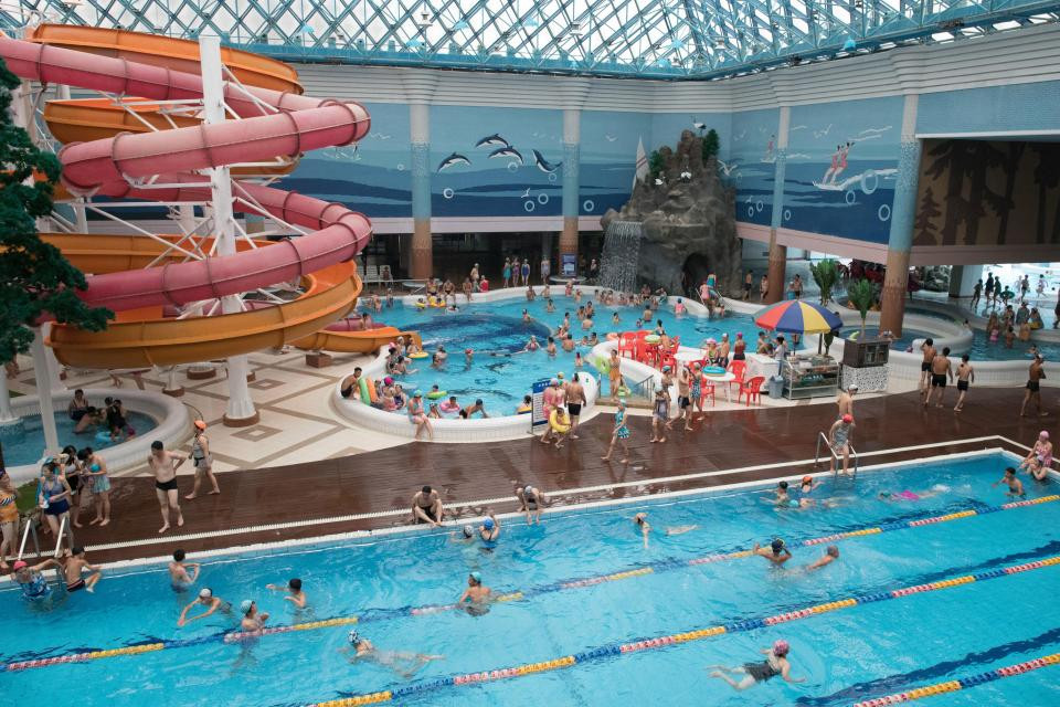 Công viên nước ở thủ đô Bình Nhưỡng khá đông người. Mời độc giả xem thêm video: Truyền hình Triều Tiên phát trực tiếp trên Facebook năm 2013 (Nguồn: VTC14)