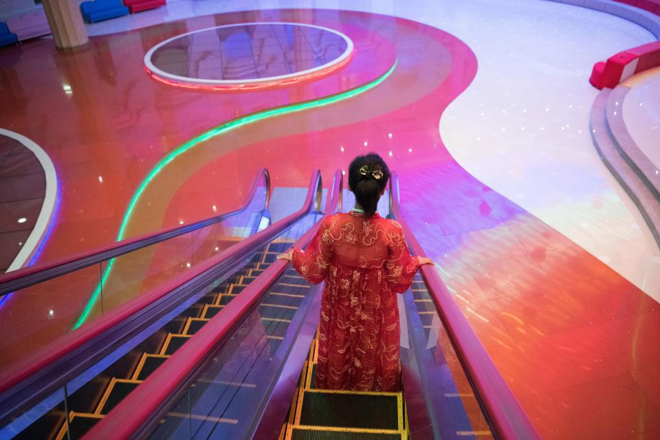 Nữ hướng dẫn viên du lịch Triều Tiên mặc trang phục truyền thống tại Cung thiếu nhi Mangyongdae.