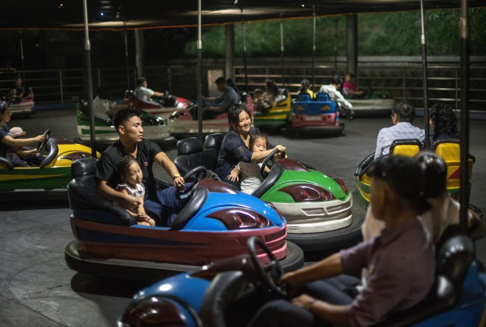 Thông qua những bức ảnh của Carl Court, có thể thấy đời sống vật chất và tinh thần của người dân Triều Tiên ngày càng được nâng cao. Ảnh: Các gia đình đưa con nhỏ đi chơi tại Công viên Thiếu nhi Kaeson.