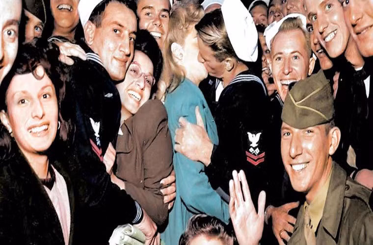 Không khí hân hoan khi tin chiến thắng quân đội Nhật Bản lan truyền khắp nước Mỹ.