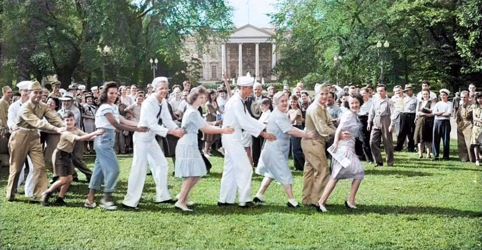 Các thủy thủ và người dân thủ đô Washington nhảy múa tại Công viên Lafayette chờ Tổng thống Mỹ khi đó là ông Truman thông báo việc Đế quốc Nhật đầu hàng.