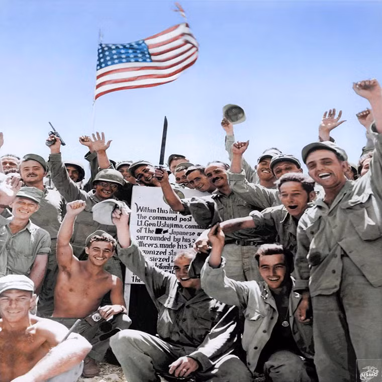 Lính thủy đánh bộ Mỹ ăn mừng trên đỉnh đồi Okinawa.