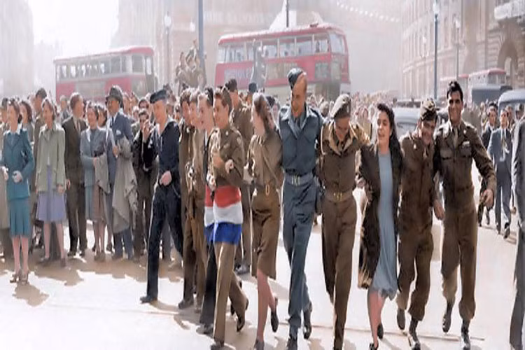 Một nhóm quân nhân và dân thường nhảy múa ăn mừng tại khu Piccadilly Circus, thủ đô London, Anh.