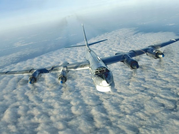 "Gấu bay" Tupolev Tu-95MS có chiều dài 49,6 mét, cao 13,3 mét và có trọng lượng cất-hạ cánh tương ứng là 185 tấn và 135 tấn. Ảnh: thaimilitaryandasianregion.