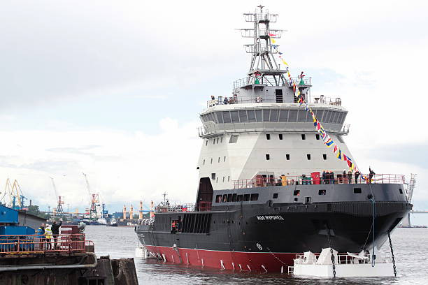 Tàu phá băng Ilya Muromets dành cho thủy thủ đoàn 32 người, có chiều dài 85 mét và lượng choán nước 6.000 tấn. Sử dụng động cơ diesel điện, tàu có thể đạt tốc độ 28 km/h. Ảnh: Getty.