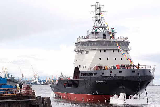 Tàu phá băng Ilya Muromets dành cho thủy thủ đoàn 32 người, có chiều dài 85 mét và lượng choán nước 6.000 tấn. Sử dụng động cơ diesel điện, tàu có thể đạt tốc độ 28 km/h. Ảnh: Getty.