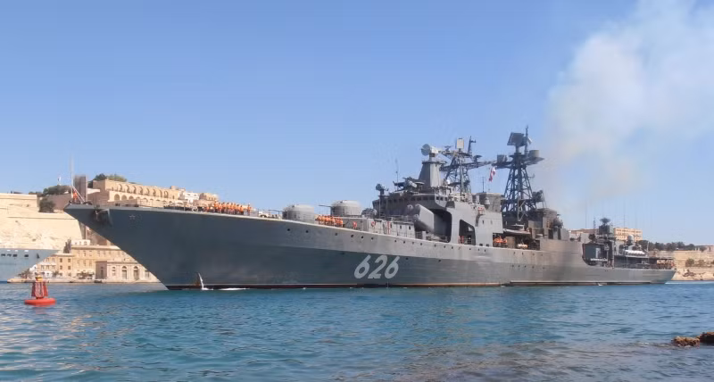 “Nhóm tàu chiến của Hải quân Nga đang tới Bắc Cực bao gồm tàu khu trục Phó Đô đốc Kulakov, tàu đổ bộ tấn công cỡ lớn Alexander Otrakovsky và Kondopoga, tàu quét mìn Vladimir Gumanenko, tàu phá băng Ilya Muromets và tàu chở dầu Sergei Osipov,...”, trích thông báo của Hạm đội Phương Bắc Nga. Ảnh: ShipSpotting.com.