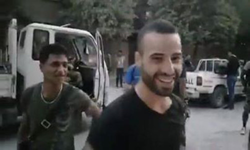 Trong khi đó, một đoàn xe chở các tay súng phiến quân Jaysh Al-Ababil đang trên đường từ Nam Syria tới vùng nông thôn phía bắc tỉnh Hama. Theo AMN, các chiến binh này đã “đào tẩu” khỏi nhóm Quân đội Syria Tự do (FSA) vào tháng 5/2018 và thông báo ý định gia nhập Sự đoàn cơ giới 4 của Quân đội Syria. Ảnh: AMN.