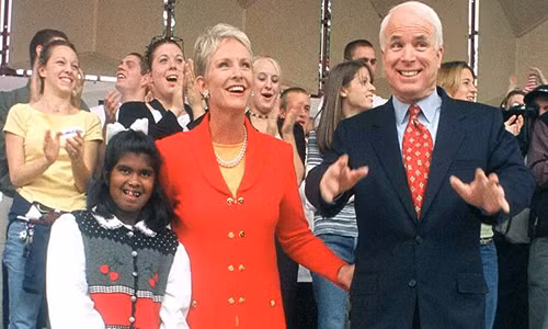 Năm 1991, bà Cindy tới thăm một trại trẻ mồ côi ở Bangladesh và nhận thấy Bridget, khi đó còn là một đứa trẻ sơ sinh, mắc phải vấn đề về tim và sứt hàm ếch. Sau đó, phu nhân của Thượng nghị sĩ McCain quyết định đưa cô trở về Mỹ chữa trị. Ảnh: Getty.