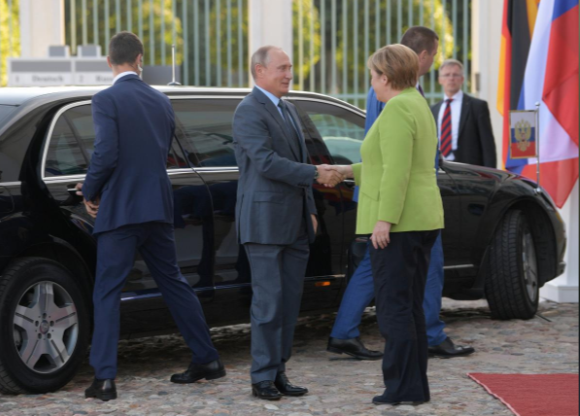 Trước đó, bà Merkel cho rằng Đức và Nga cần phải hợp tác để tìm ra giải pháp cho các vấn đề tại Ukraine. Ảnh: Reuters.