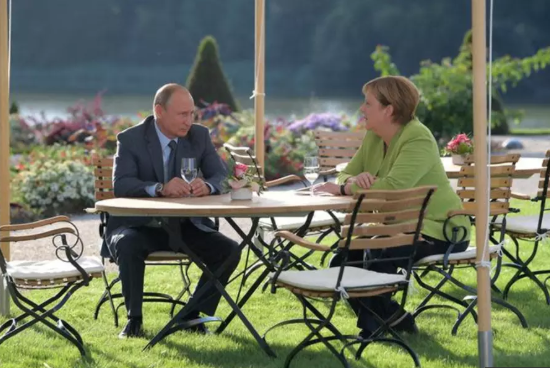 Hai nhà lãnh đạo Nga-Đức đã thảo luận về hàng loạt vấn đề như tình hình tại Ukraine, Syria cũng như Iran và dự án “Dòng chảy phương Bắc 2. Tuy nhiên, người phát ngôn Điện Kremlin Dmitry Peskov cho biết không có thỏa thuận nào đạt được trong cuộc gặp của Tổng thống Putin và Thủ tướng Merkel. Ảnh: JP.