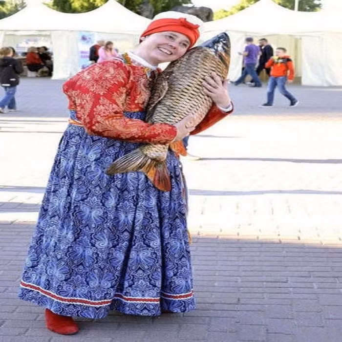 Nhiều độc giả chắc hẳn sẽ cảm thấy ngỡ ngàng khi chứng kiến những cảnh tượng hài hước chỉ có ở nước Nga dưới đây. Trong ảnh, người phụ nữ cười tươi chụp ảnh “tự sướng” với chú cá khổng lồ. (Nguồn ảnh: ER)