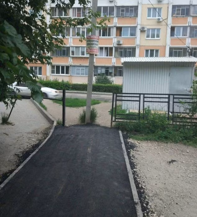 Cây cột điện "mọc" giữa đường chắn ngang lối đi.