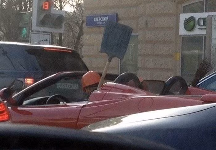 Ngồi trên siêu xe vác xẻng đi làm, chắc hẳn chỉ có ở thể bắt gặp cảnh tượng này ở xứ sở Bạch Dương.