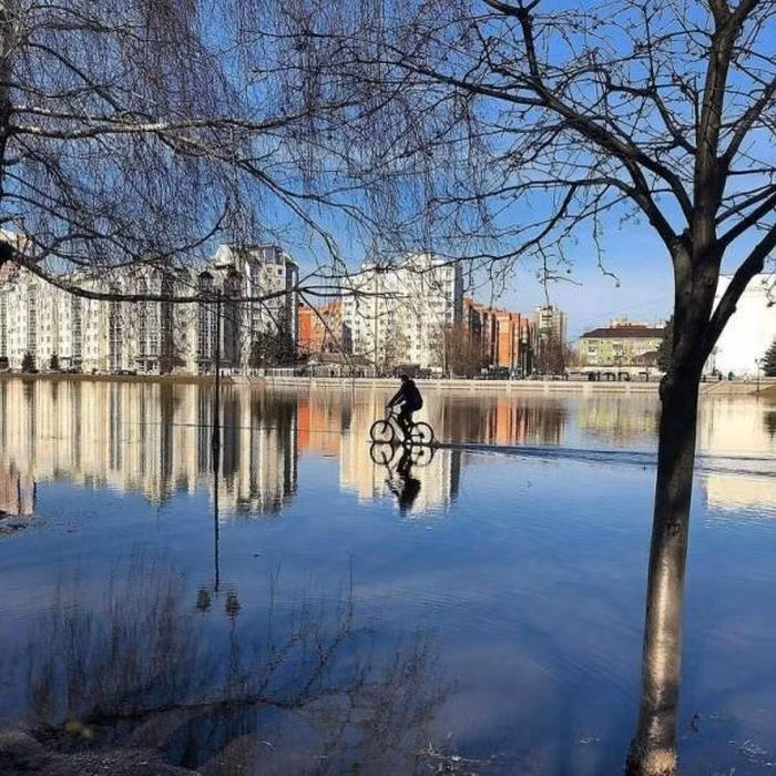 Thoạt nhìn có lẽ ai cũng lầm tưởng người đàn ông kia có khả năng đi xe đạp trên mặt nước.