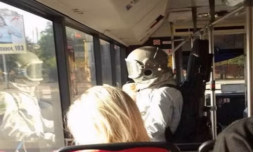 “Người ngoài hành tinh” xuất hiện trên xe buýt ở nước Nga?