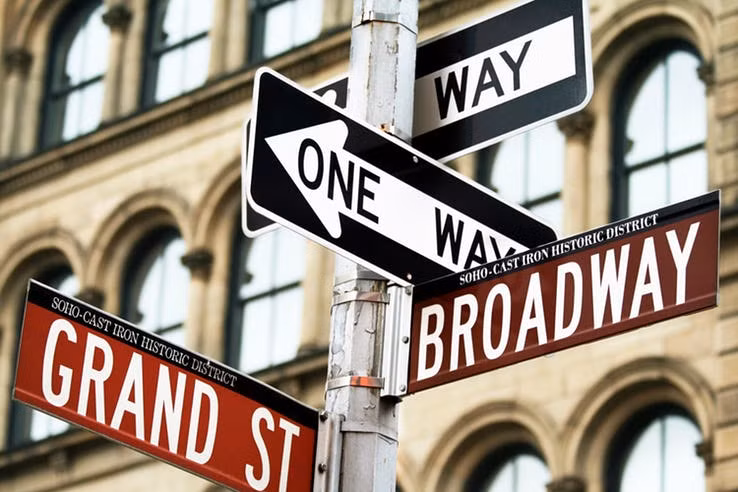 Hầu hết biển báo chỉ đường ở thành phố New York đều có màu xanh lá cây và trắng. Những biển báo màu nâu, được sử dụng lần đầu tiên vào năm 1989, để chỉ các quận lịch sử.