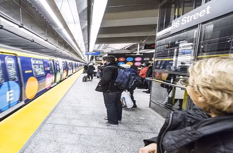 Nếu bạn muốn đi dạo quanh thành phố New York, cách tiện lợi nhất là đi tàu, nhanh hơn và rẻ hơn nhiều so với taxi.