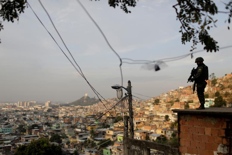 Một binh sĩ đứng gác tại khu ổ chuột Chatuba hôm 22/8.