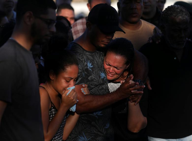 Người thân của binh sĩ Marcus Vinicius Viana Ribeiro bật khóc trong đám tang của anh hôm 23/8.