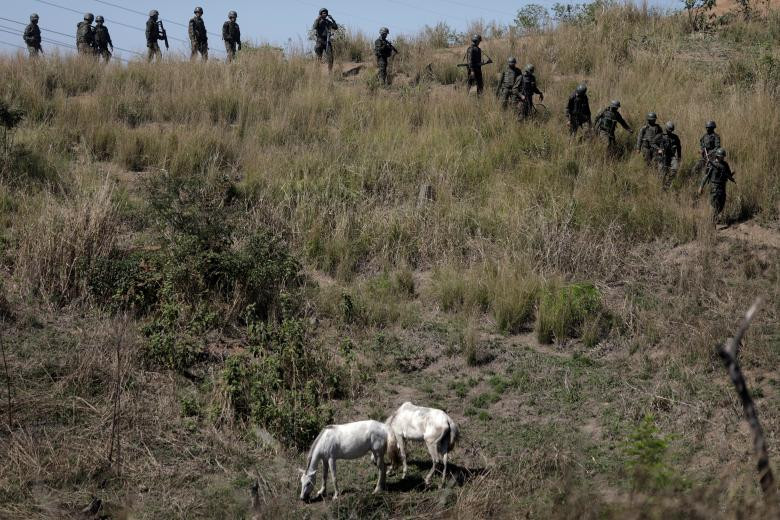Các binh sĩ Brazil làm nhiệm vụ tuần tra trong chiến dịch truy quét các tội phạm ma túy tại khu ổ chuột Alemao.