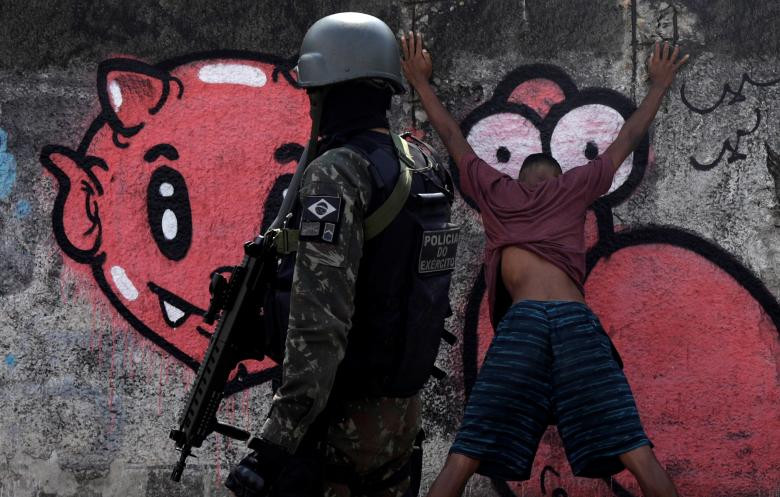 Trong đó, ít nhất 5 dân thường và 1 binh sĩ thiệt mạng trong các vụ đấu súng ở miền bắc Rio de Janeiro hồi đầu tuần. Ngoài ra, ít nhất 6 nghi phạm ma túy đã bị bắn chết gần cây cầu nối thành phố Rio với Niteroi.