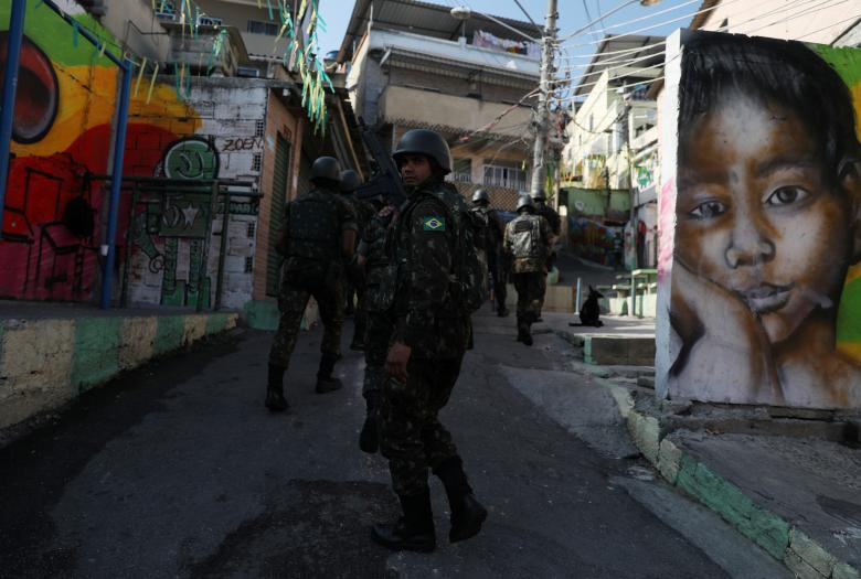 Các binh sĩ Brazil tuần tra tại khu ổ chuột Complexo da Penha ở thành phố Rio de Janeiro ngày 23/8.