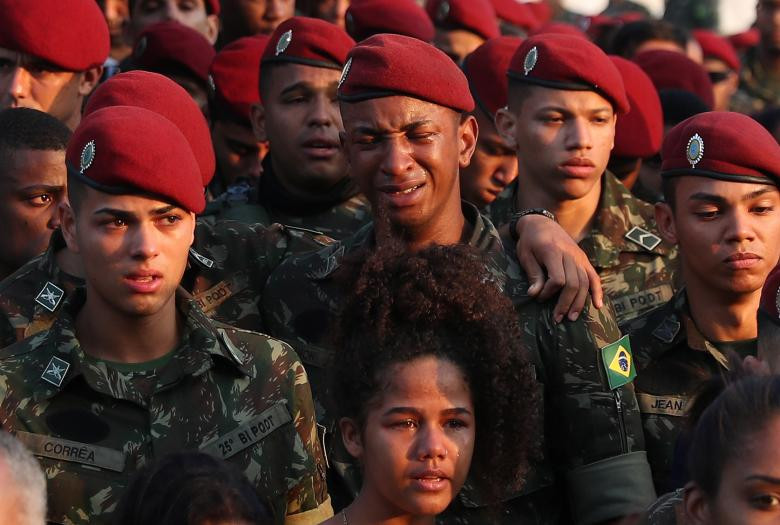 Binh sĩ Brazil dự đám tang một đồng đội hy sinh trong khi làm nhiệm vụ tại Japeri hôm 21/8.