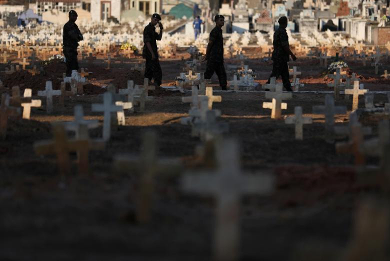 Marcus Viniclus Vlana Ribeiro, một binh sĩ Brazil thiệt mạng trong vụ đấu súng với băng đảng ma túy tại khu ổ chuột Alemao, được chôn cất tại nghĩa trang này.