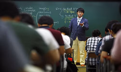 Giáo viên là một trong những nghề cao quý và được trả lương cao nhất ở Hàn Quốc. Lương trung bình của mỗi giáo viên là khoảng 2.500 USD mỗi tháng; lương của giảng viên đại học và các giáo viên trường tư có thể cao hơn. Ảnh: Time.