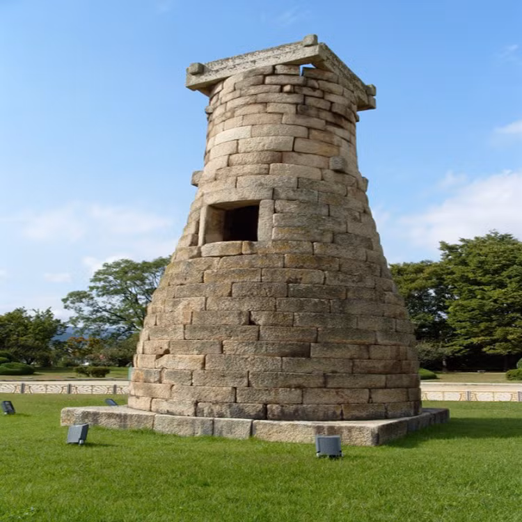 Cheomseongdae, một đài quan sát thiên văn ở Gyeongju, là đài thiên văn đầu tiên và tồn tại lâu đời nhất thế giới, được xây dựng vào giữa những năm 600. Ảnh: NF.