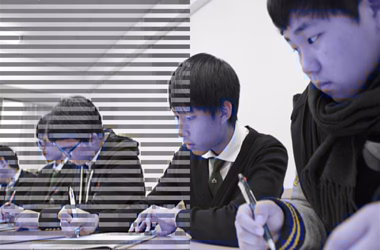 Học sinh Hàn Quốc phải trải qua kỳ thi tuyển sinh đại học có tên sooneung. Vào buổi sáng ngày thi, người thân, bạn bè của các em thường đổ xô đến các trường trung học để tặng kẹo cho các sĩ tử và chúc họ thi tốt. Ảnh: AJ.