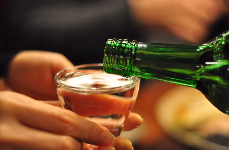 Soju là loại rượu phổ biến nhất ở xứ sở kim chi. Ảnh: Wikipedia.