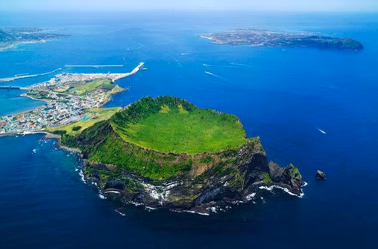 Jeju là hòn đảo lớn nhất ở Hàn Quốc. Nơi đây có nhiều bức tượng đá và người ta tin rằng, nếu chạm vào bức tượng dol hareubang trên hòn đảo này thì người đó sẽ gặp may mắn về chuyện con cái. Ảnh: Enjoy Korea.