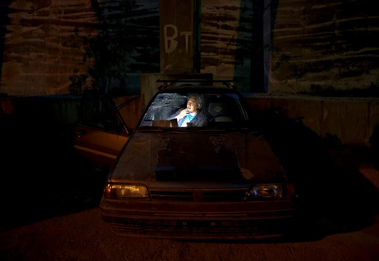 Alexandros, 42 tuổi, đến từ Serres, miền Bắc Hy Lạp, sống tạm bợ trong một chiếc xe ô tô bị bỏ lại trên đường phố Piareus, gần Athens, ngày 10/4/2013.