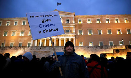 Người biểu tình tập trung trước Quốc hội Hy Lạp ở Athens để phản đối các biện pháp “thắt lưng buộc bụng” của chính phủ ngày 11/2/2015. Mời độc giả xem thêm video: Thủ đô tài chính của Châu Âu tê liệt vì bị phong tỏa trong ngày thứ 2 hồi năm 2013 (Nguồn: VTC14)