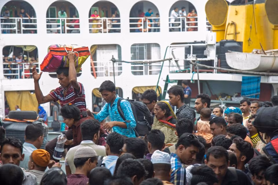 Nghet tho canh chen chuc tren nhung chuyen tau Bangladesh-Hinh-10