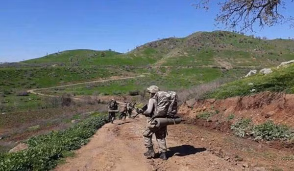 “Đoàn xe quân sự chở các binh sĩ Thổ Nhĩ Kỳ và trang thiết bị quân sự đã tới miền bắc Syria qua tuyến đường Kafr Lousin. Một đoàn xe khác cũng được điều động tới thị trấn al-Sarman ở Đông Idlib”, FNA đưa tin. Ảnh: FNA.