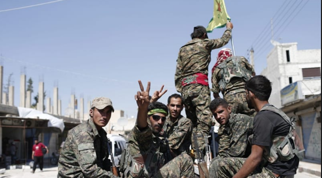 “Lực lượng người Kurd đã giao tranh ác liệt với các tay súng Ferqat al-Hamzeh tại ngôi làng Ba'iyeh thuộc khu Sharan, Afrin, qua đó tiêu diệt 10 tay súng phiến quân. Cùng lúc, chiến binh người Kurd kích nổ một quả bom nhằm vào nhóm phiến quân ở Baiyeh, giết chết 5 tay súng và phá hủy xe quân sự của bọn chúng”, FNA đưa tin. Ảnh: AJ.