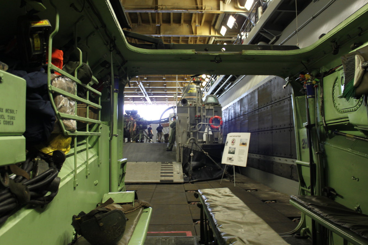 Bên trong xe tấn công đổ bộ AAVP7A1 RAM/RS. 