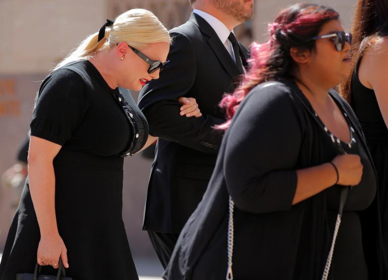 Bà Meghan (trái) và Bridget theo sau linh cữu cố thượng nghị sĩ tới Tòa nhà Quốc hội tại thành phố Phoenix hôm 29/8.