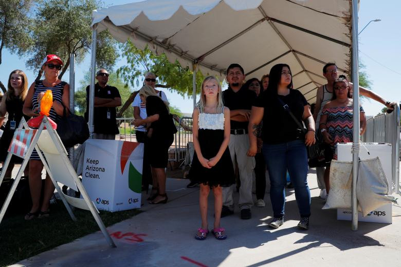 Người dân địa phương xếp hàng chờ viếng linh cữu cố Thượng nghị sĩ McCain.