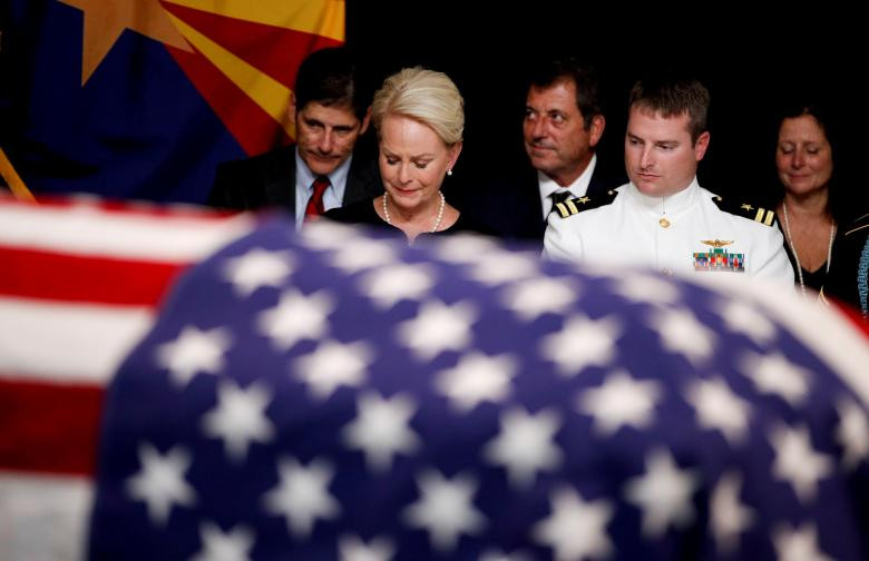Bà Cindy McCain, vợ của ông McCain, xúc động trong lễ tang của người chồng quá cố.