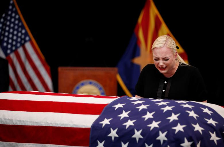 Meghan McCain, con gái của Thượng nghị sĩ John McCain, bật khóc trong đám tang của cha.